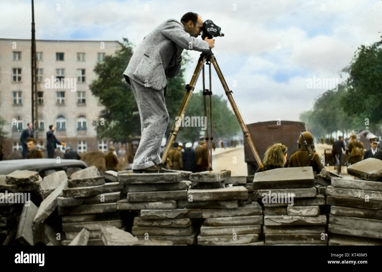 Une image de Julien Bryan, capturant un moment dans le temps avec des photographies en couleurs vives, mettant en valeur son travail de photographe documentaire. Banque D'Images