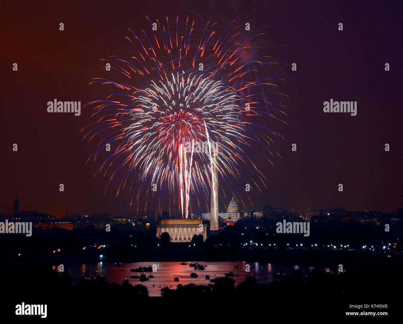 Cette image capture le spectaculaire feu d'artifice du 4 juillet au-dessus de Washington, D.C. les feux d'artifice sont un élément clé des célébrations du jour de l'indépendance américaine, marquant l'anniversaire de la Déclaration d'indépendance des États-Unis. Banque D'Images