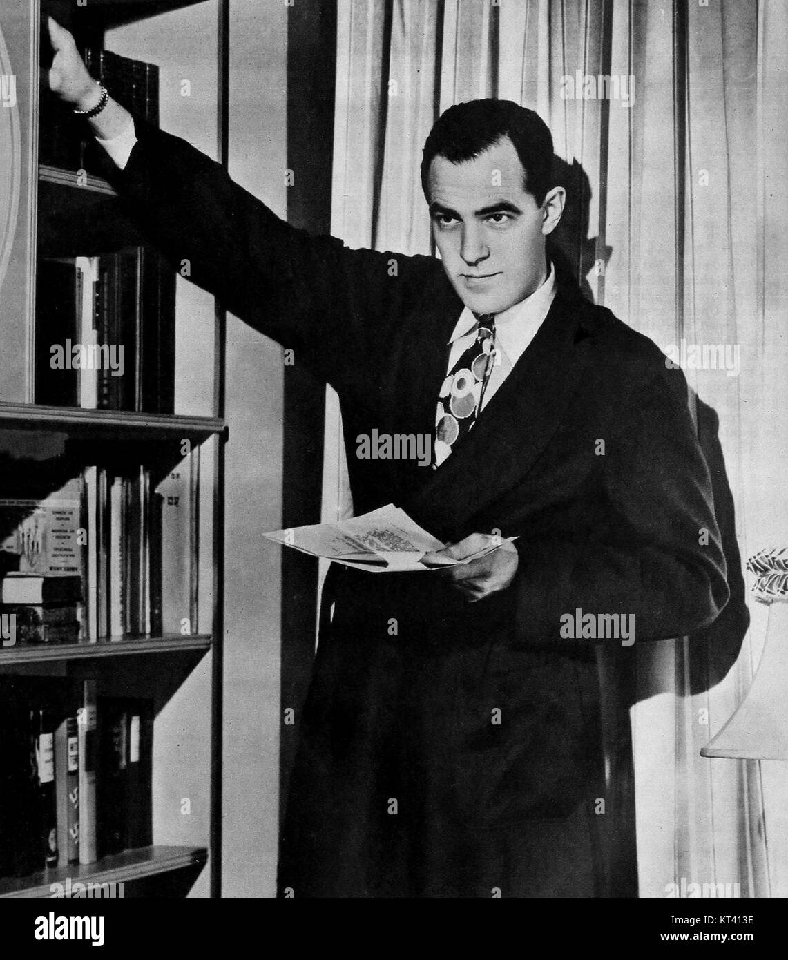 Karl Weber incarne Gary Bennett dans une production de 1945. Le portrait de Bennett par Weber a ajouté un caractère distinctif au film, contribuant à la narration et offrant un aperçu du cinéma des années 1940. Banque D'Images
