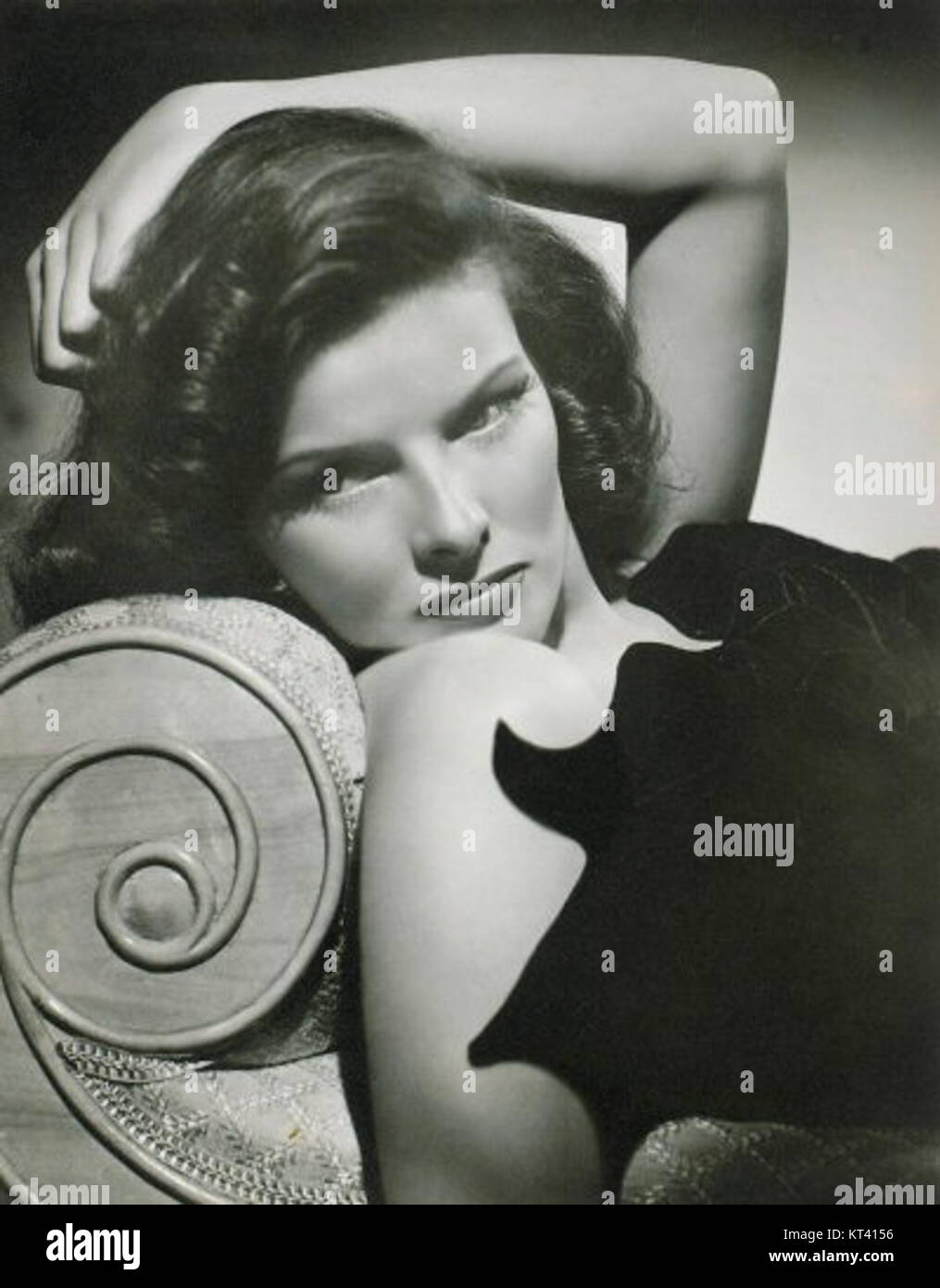 Katharine Hepburn, l'une des plus grandes actrices d'Hollywood, figure sur cette image promotionnelle. Connue pour ses rôles forts et indépendants, elle est devenue une pionnière dans le cinéma, en particulier pour les femmes dans le cinéma. Banque D'Images