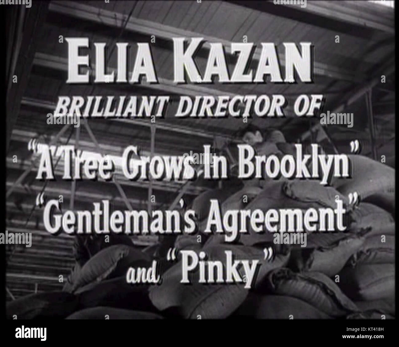 Une capture d'écran de la bande-annonce de 'Panic in the Street', un film réalisé par Elia Kazan en 1950. Le film décrit une crise de santé publique et la course d'un détective pour prévenir une épidémie mortelle. L'image capture un moment tendu du film. Banque D'Images