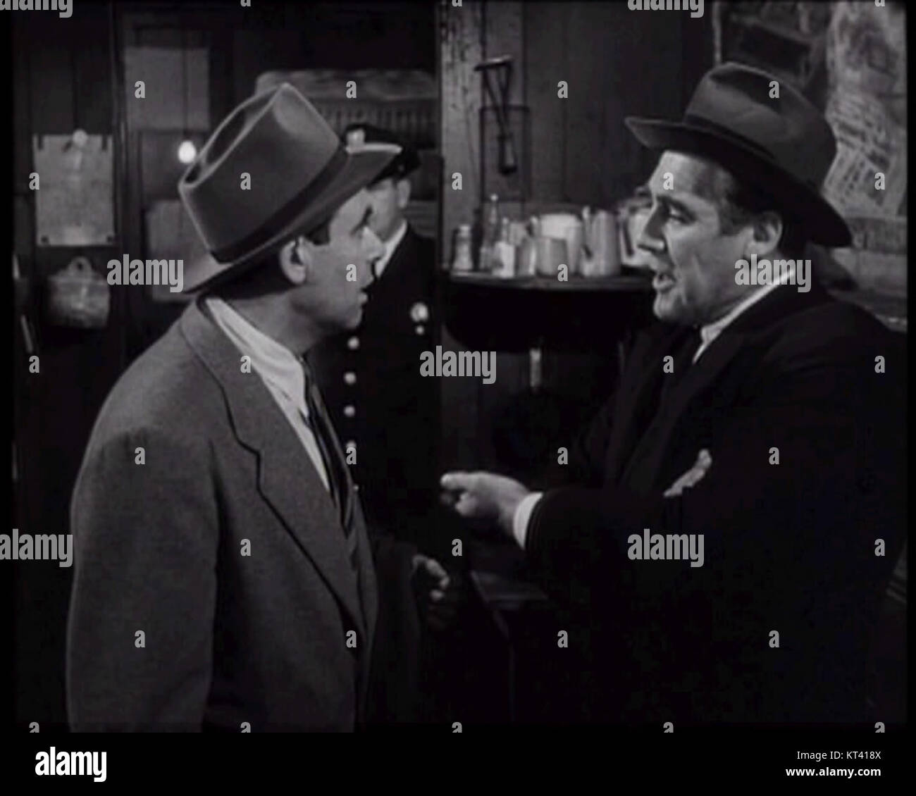 La capture d'écran de « Panic in the Streets » de Kazan capture un moment clé du film, mettant en valeur l'atmosphère intense et la tension dramatique. Ce film est significatif dans l'histoire cinématographique pour ses thèmes sociaux et ses éléments noirs. Banque D'Images