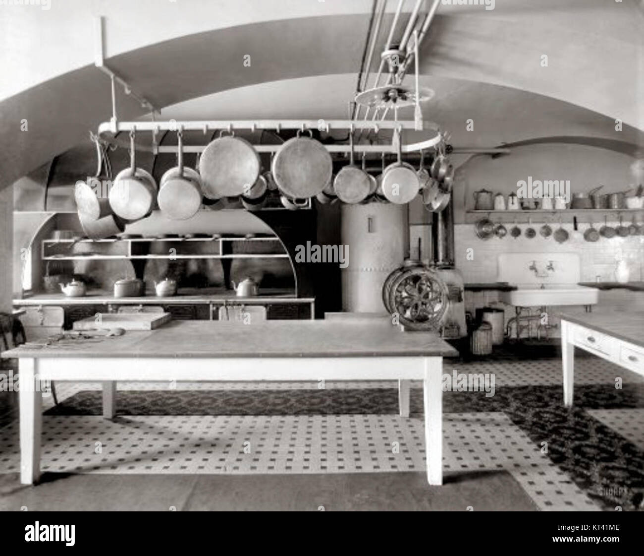 Cette photographie montre la cuisine de la Maison Blanche en 1910, mettant en valeur l’aménagement et l’équipement utilisés dans la résidence présidentielle au début du XXe siècle. L'image offre un aperçu des aspects opérationnels de la Maison Blanche pendant cette période. Banque D'Images Cette photographie montre la cuisine de la Maison Blanche en 1910, mettant en valeur l’aménagement et l’équipement utilisés dans la résidence présidentielle au début du XXe siècle. L'image offre un aperçu des aspects opérationnels de la Maison Blanche pendant cette période. Banque D'Images