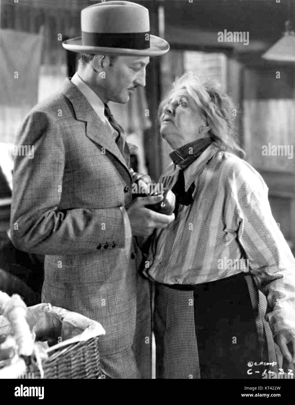 Lady for a Day (1933), réalisé par William A. Wellman, est une comédie dramatique mettant en vedette May Robson et Warren William. Le film raconte l'histoire d'une pauvre femme qui prétend être une dame de la haute société pour aider sa fille, menant à une série de situations comiques. Banque D'Images