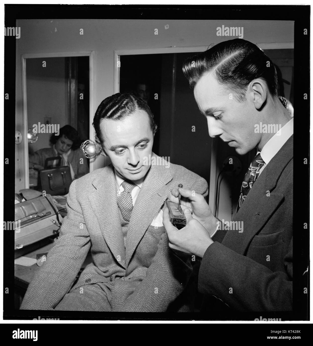 Cette image capture Larry Adler, un éminent joueur d'harmonica américain, à New York en janvier 1947, montrant son influence dans le monde de la musique à cette époque. Banque D'Images