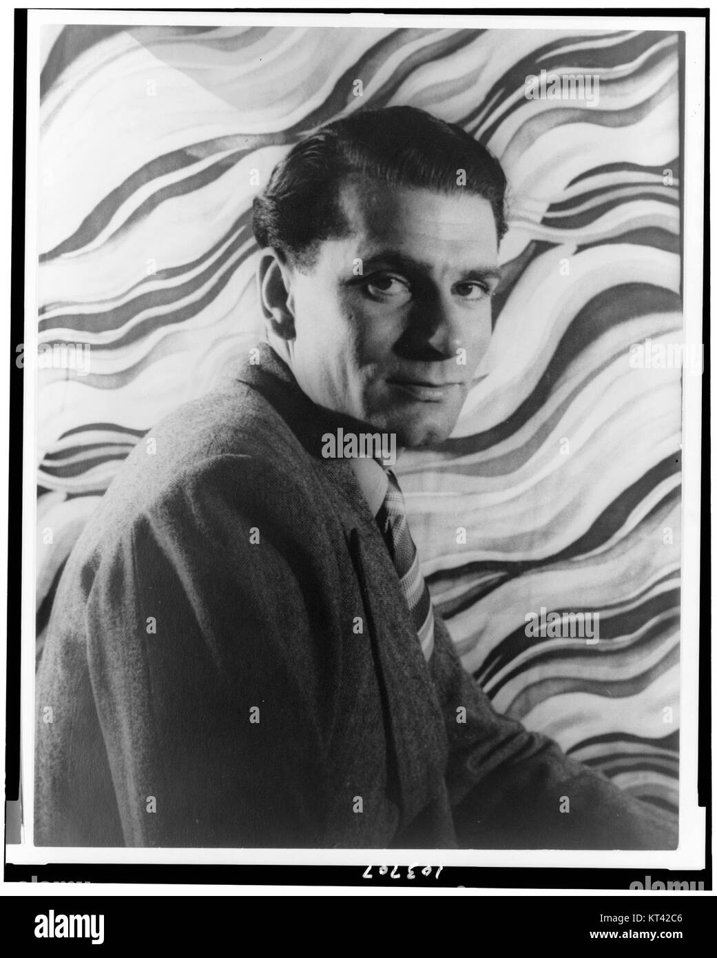 Portrait de Laurence Olivier, acteur et réalisateur britannique de renom, connu pour son travail au théâtre et au cinéma, notamment dans les rôles shakespeariens classiques. Banque D'Images