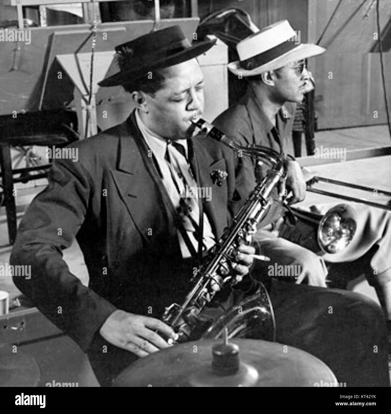 Une photographie du saxophoniste de jazz Lester Young, prise en 1944, capturant sa présence emblématique dans le monde de la musique jazz. Banque D'Images