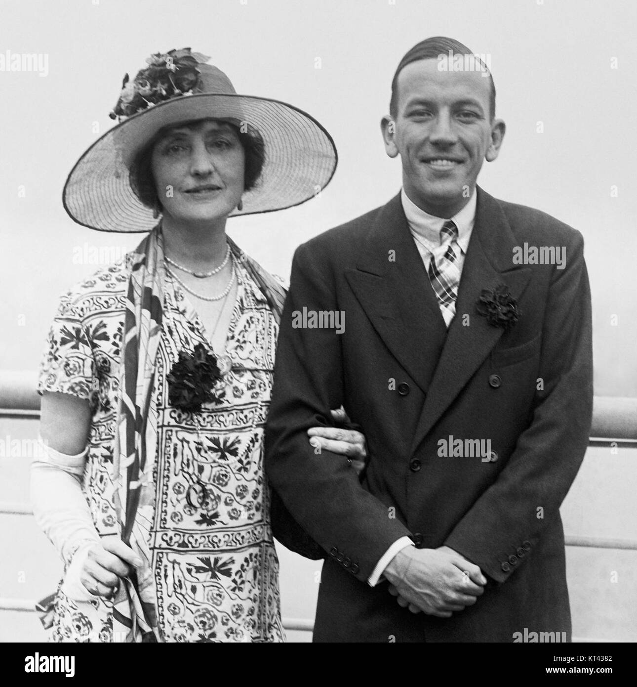 Lilian Braithwaite et Noël Coward sont des figures notables du théâtre britannique. Braithwaite, actrice accomplie, et Coward, dramaturge et compositeur célèbre, ont collaboré à diverses productions. Banque D'Images