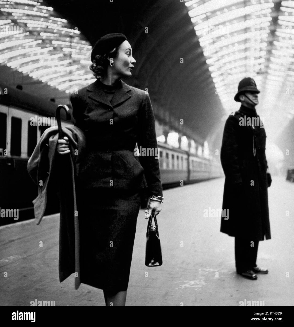 Lisa Fonssagrives à la gare de Paddington, Londres, 1951 Banque D'Images
