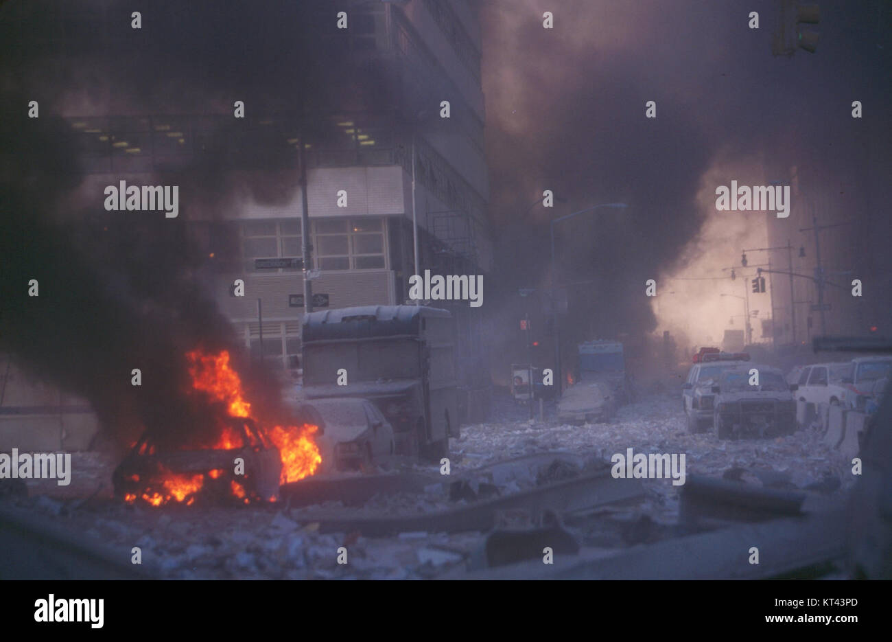 Photographie de la collection de la Bibliothèque du Congrès d'images anonymes de 9/11, représentant les suites des attaques de Ground Zero à New York le 11 septembre 2001. Prise entre 10 h et 13 h 30 environ, l'image offre un aperçu poignant des événements de cette journée. Banque D'Images