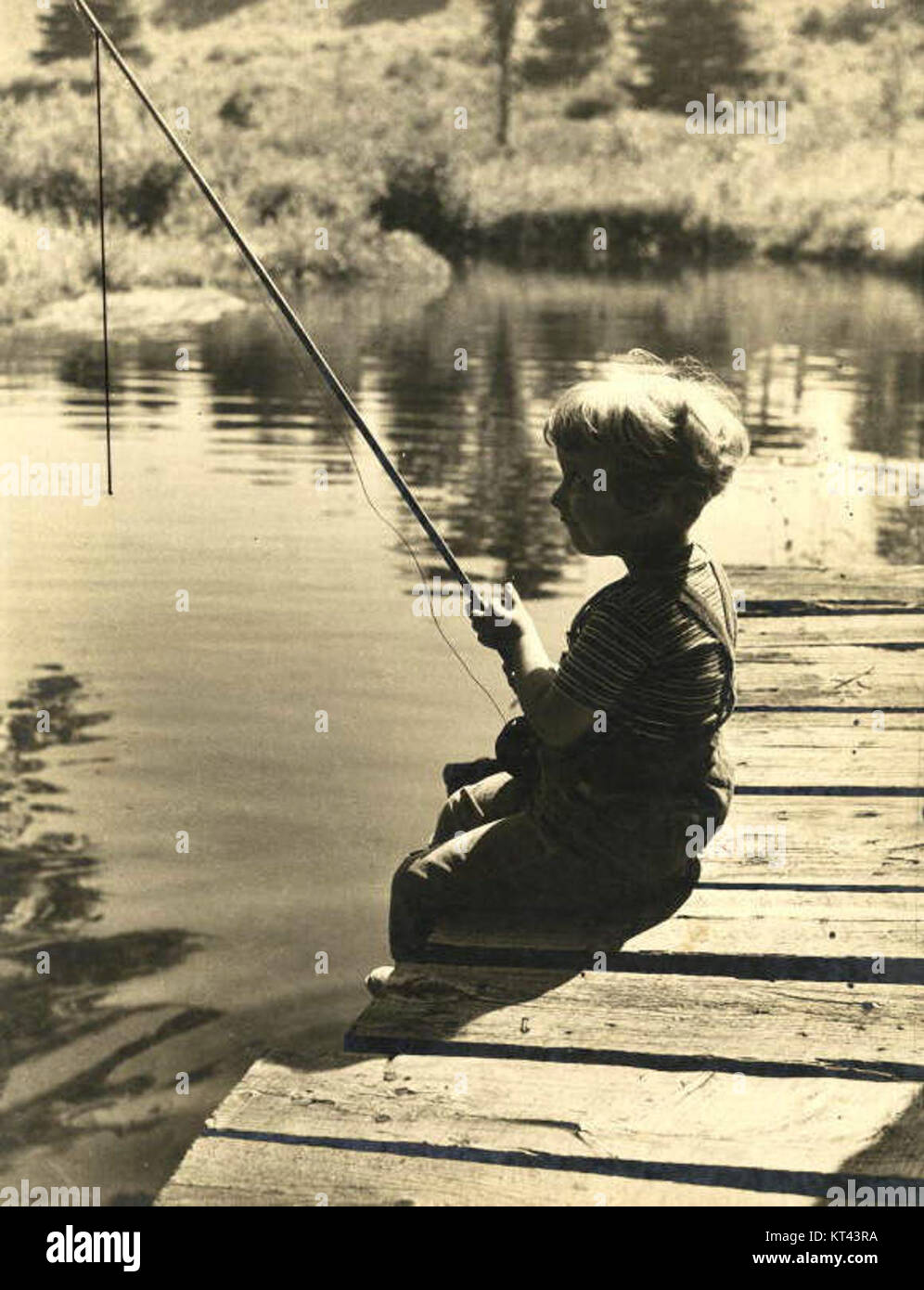 Lois Duncan, fille de Joseph Steinmetz, a été photographiée alors qu'elle pêchait en Pennsylvanie. Cette image reflète un moment personnel, probablement capturé dans le cadre d'une sortie en famille ou de loisirs dans l'état. Banque D'Images