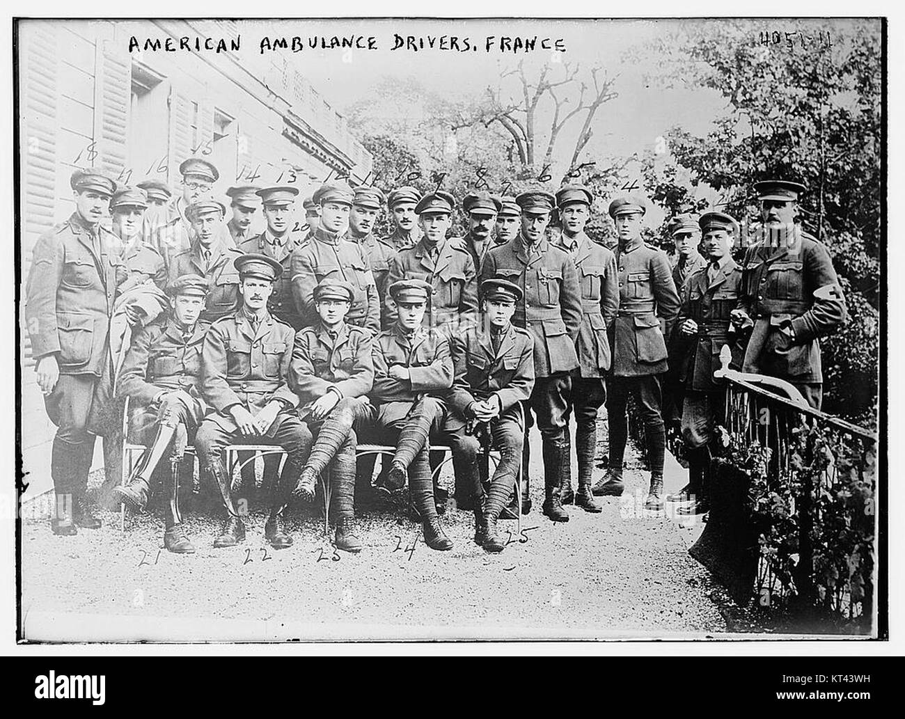 Une image montrant une ambulance américaine en France pendant la première Guerre mondiale, soulignant le rôle des ambulances dans les soins médicaux et le transport pendant le conflit. Banque D'Images