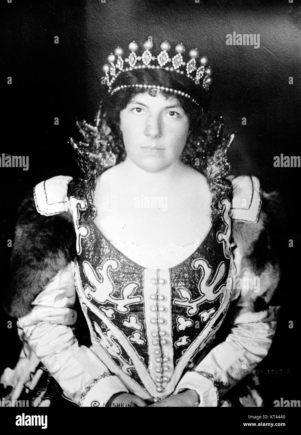 Louise Homer était une contralto américaine connue pour sa voix puissante et ses performances à l'opéra et en concert. Elle a été célébrée pour son travail avec des orchestres et des compagnies d'opéra de premier plan, laissant un héritage durable dans le monde de la musique. Banque D'Images