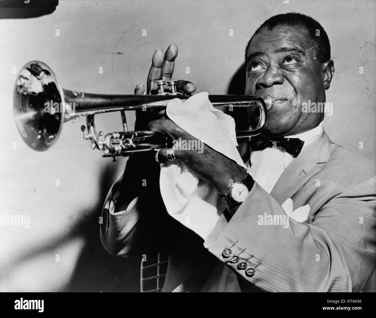 Louis Armstrong, musicien de jazz emblématique, est présenté dans une photo du New York World-Telegram & Sun (NYWTS). Armstrong, connu pour ses contributions importantes au jazz et à la musique populaire, reste une figure clé de l'histoire de la musique. Banque D'Images