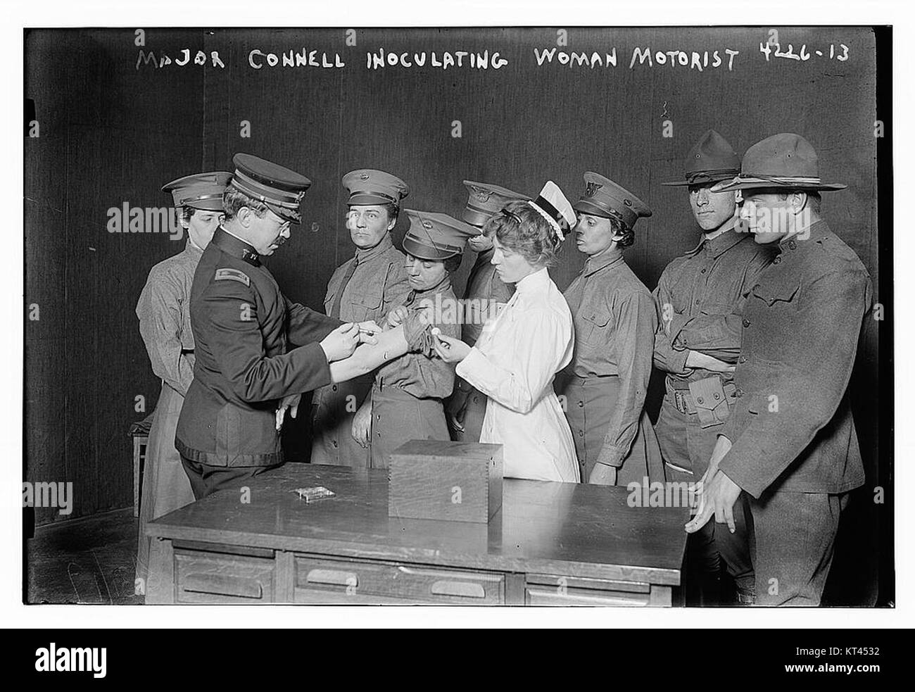 Le major Connell est montré en train de vacciner une femme automobiliste, capturant un moment de l'histoire médicale liée aux efforts de santé publique, probablement au début du XXe siècle. Banque D'Images