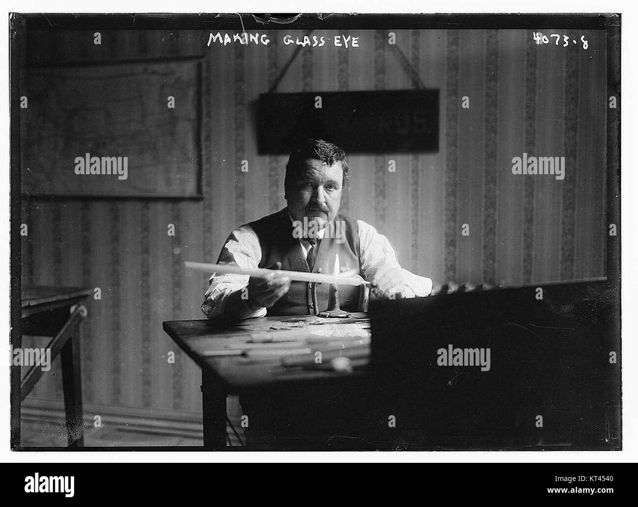 Cette image représente le processus de création d'un oeil de verre, un objet très détaillé et délicat utilisé en prothèse. Les yeux en verre sont fabriqués sur mesure pour répondre aux besoins d'un individu, mettant en valeur des techniques avancées dans l'art du verre et les prothèses médicales. Banque D'Images