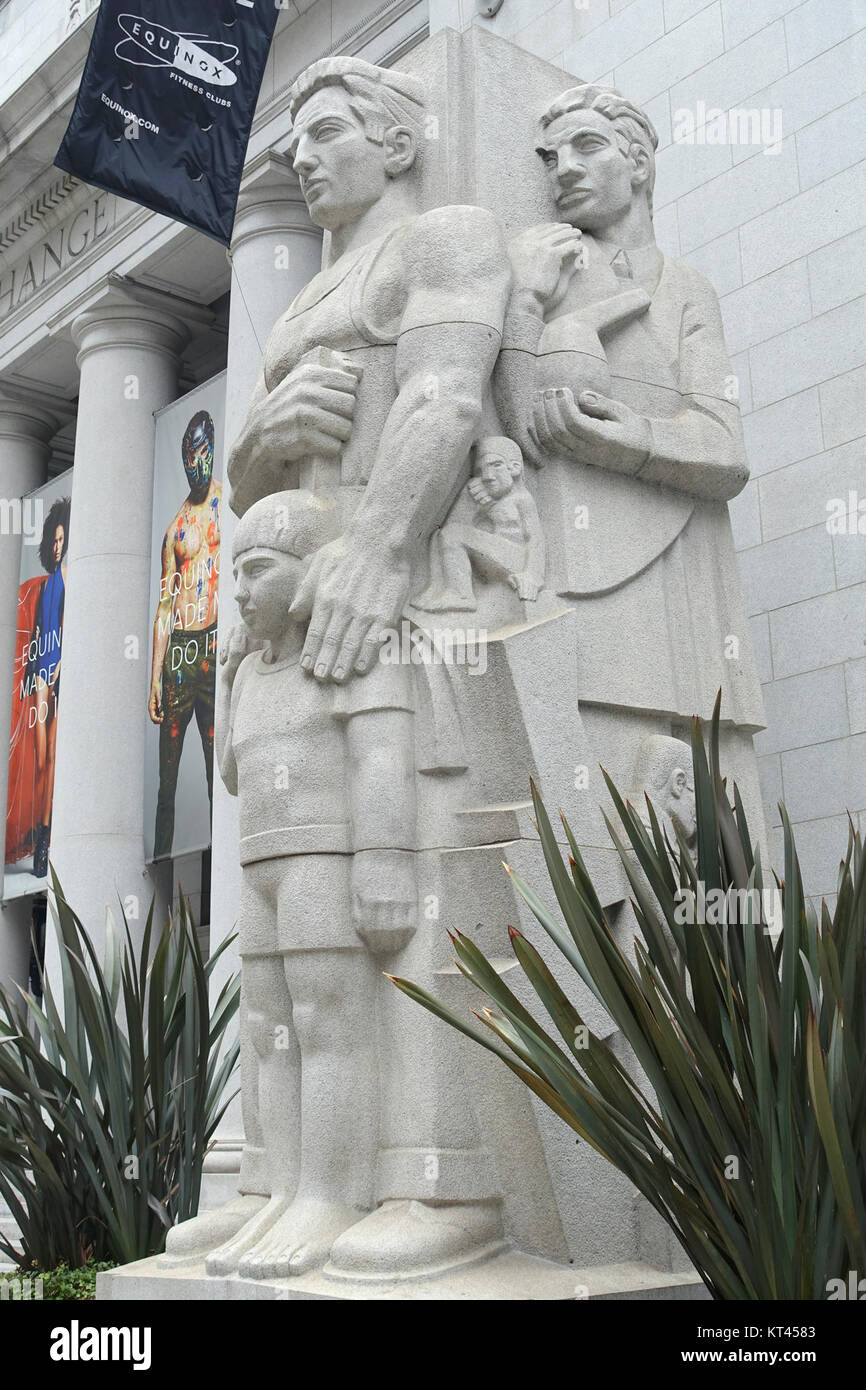 Sculpture intitulée « Man's inventif Genius » de Ralph Stackpole, réalisée en granit entre 1929 et 1932. Situé à la Bourse de San Francisco, il reflète les tendances artistiques et architecturales du début du XXe siècle. Banque D'Images