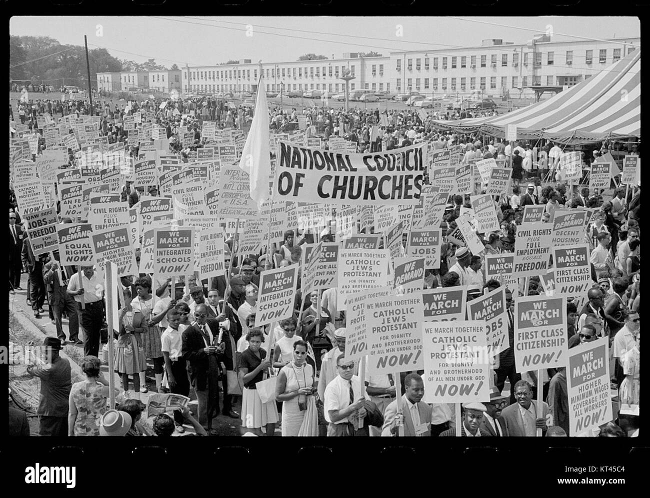 Une image historique de la Marche sur Washington pour l'emploi et la liberté en 1963. La photo montre des marcheurs tenant des pancartes et une tente pendant l'événement crucial des droits civiques. Banque D'Images