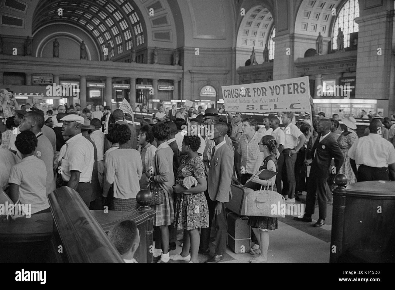 En 1963, des milliers de marcheurs sont arrivés à Union Station à Washington, DC pour la marche sur Washington pour l'emploi et la liberté. Cet événement historique a attiré l'attention sur les questions de droits civiques et a joué un rôle central dans le mouvement américain des droits civiques. Banque D'Images En 1963, des milliers de marcheurs sont arrivés à Union Station à Washington, DC pour la marche sur Washington pour l'emploi et la liberté. Cet événement historique a attiré l'attention sur les questions de droits civiques et a joué un rôle central dans le mouvement américain des droits civiques. Banque D'Images