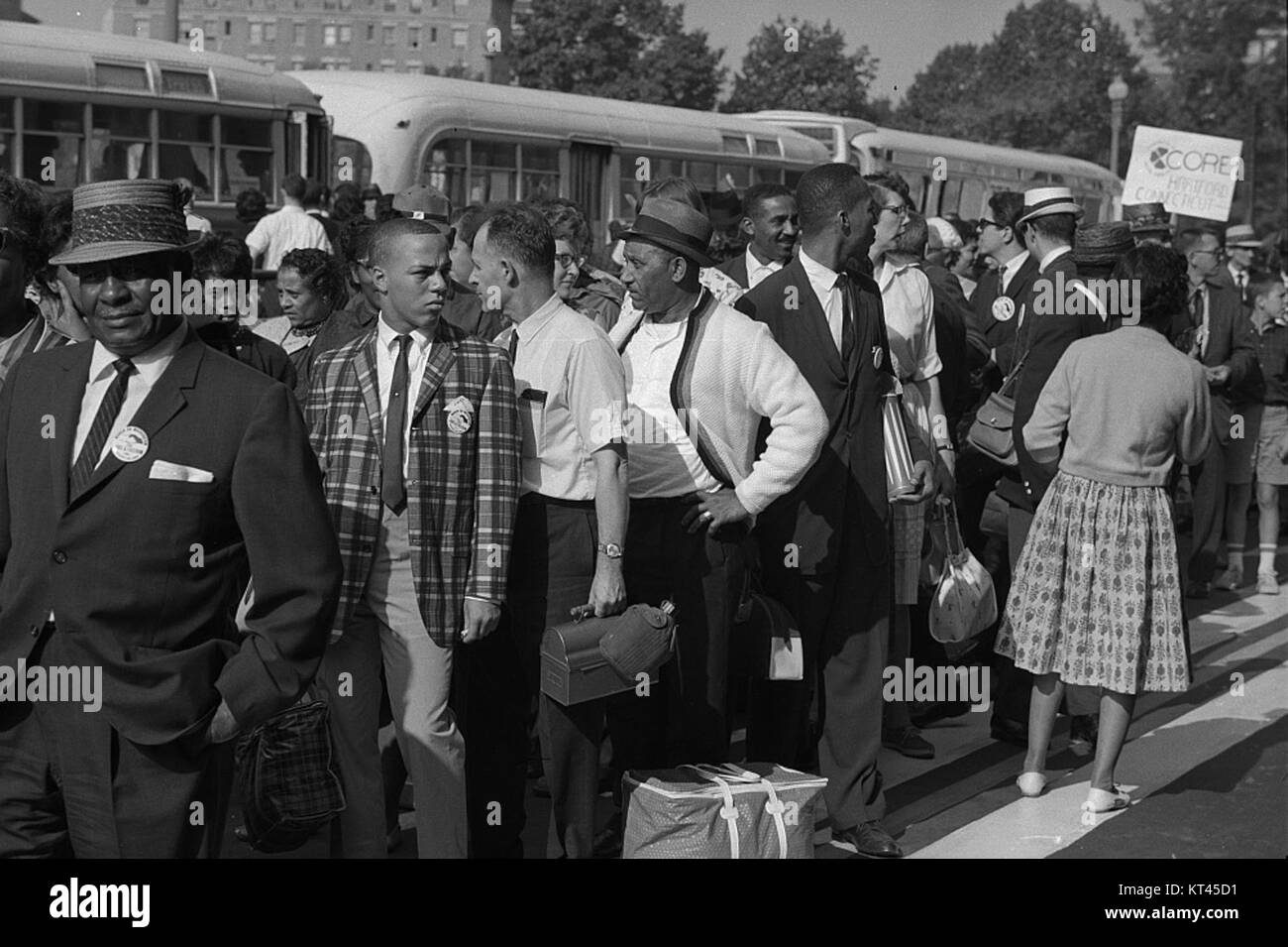 Un groupe de marcheurs arrive en bus, se rassemblant avec un panneau CENTRAL du centre-ville, probablement dans le cadre d'un événement relatif aux droits civils ou à la justice sociale. Cette photographie capture un moment d’activisme et de protestation. Banque D'Images Un groupe de marcheurs arrive en bus, se rassemblant avec un panneau CENTRAL du centre-ville, probablement dans le cadre d'un événement relatif aux droits civils ou à la justice sociale. Cette photographie capture un moment d’activisme et de protestation. Banque D'Images