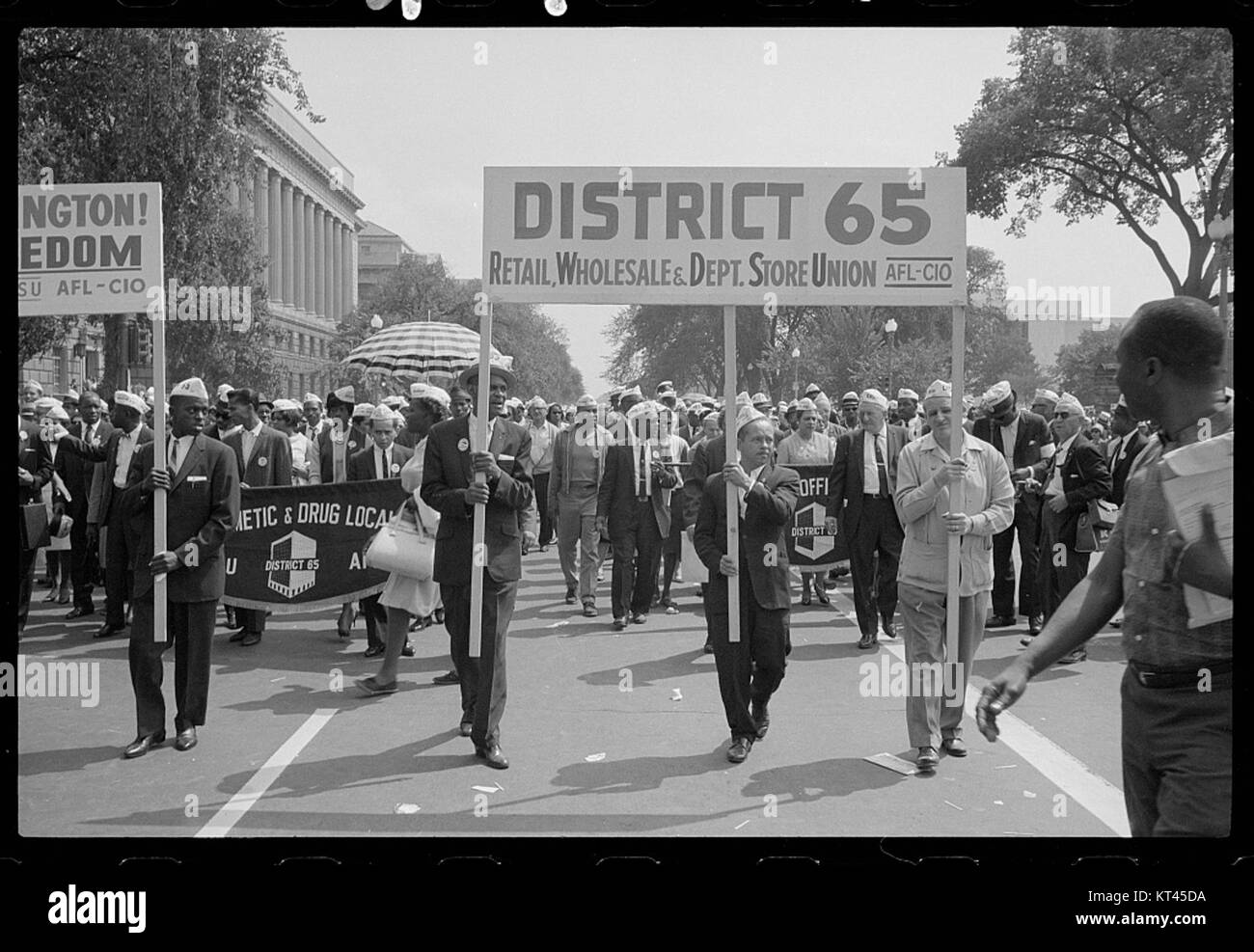 Cette photographie montre des marcheurs du District 65 lors de la marche historique sur Washington, un moment clé du mouvement des droits civiques en 1963. Banque D'Images Cette photographie montre des marcheurs du District 65 lors de la marche historique sur Washington, un moment clé du mouvement des droits civiques en 1963. Banque D'Images