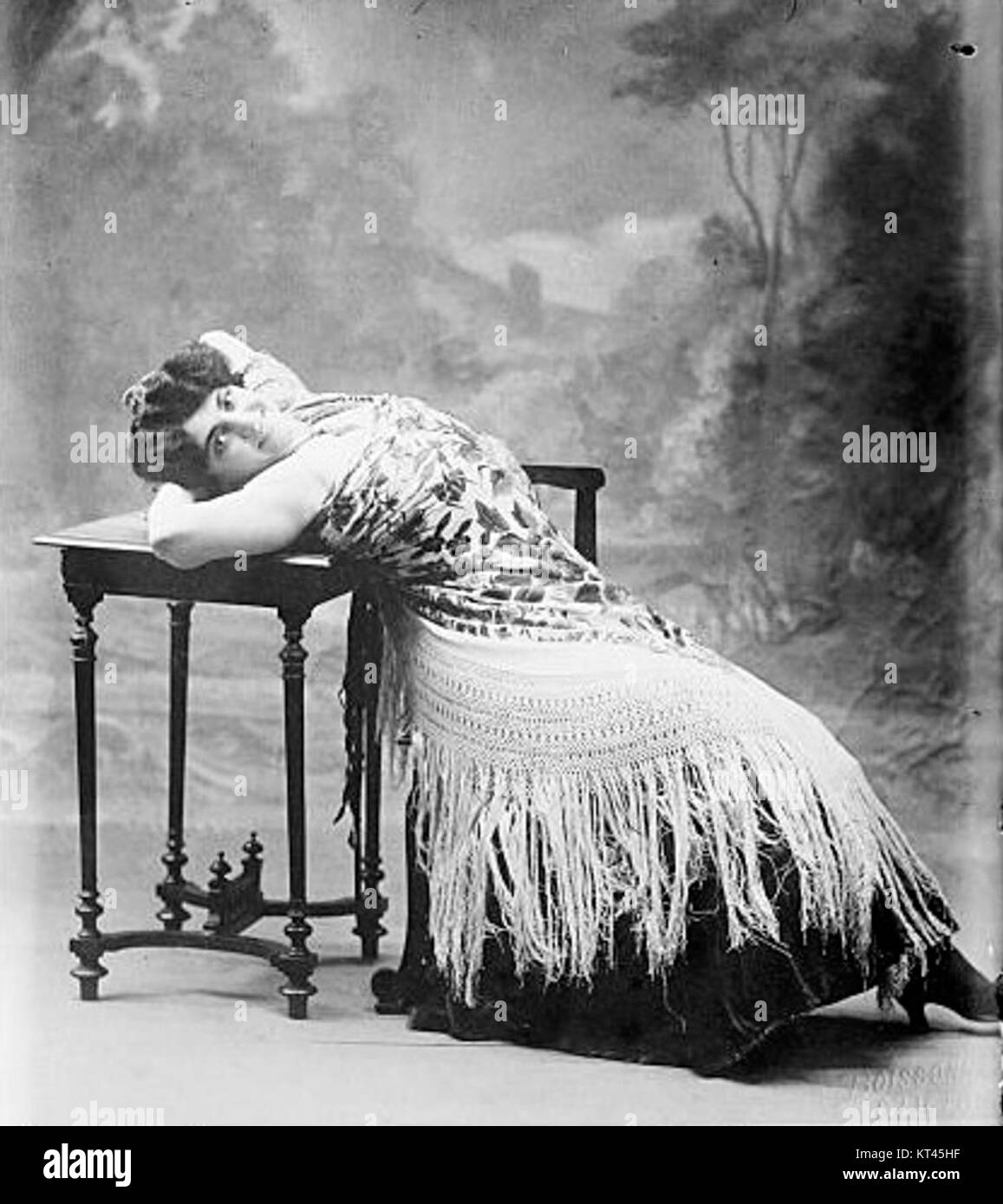 Marguerita Sylva interprète le rôle de Carmen dans l’Opéra Comique, mettant en valeur son talent exceptionnel dans l’un des rôles opératiques les plus emblématiques du monde de la musique classique. Banque D'Images