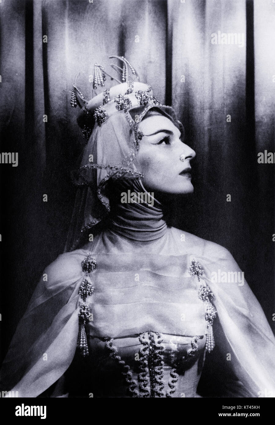 Marian Seldes est une actrice américaine surtout connue pour son travail au théâtre, à la télévision et au cinéma. Sa carrière s'étend sur plusieurs décennies, au cours desquelles elle est reconnue pour ses performances habiles dans des rôles dramatiques. Banque D'Images