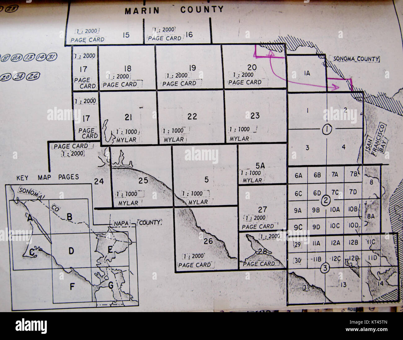Cette entrée fait référence à l'alignement de la page du comté de Marin dans le guide de rue Thomas Bros., une ressource cartographique populaire largement utilisée pour la navigation en Californie. La disposition détaillée du guide aide les utilisateurs à naviguer dans les rues et les routes du comté de Marin. Banque D'Images