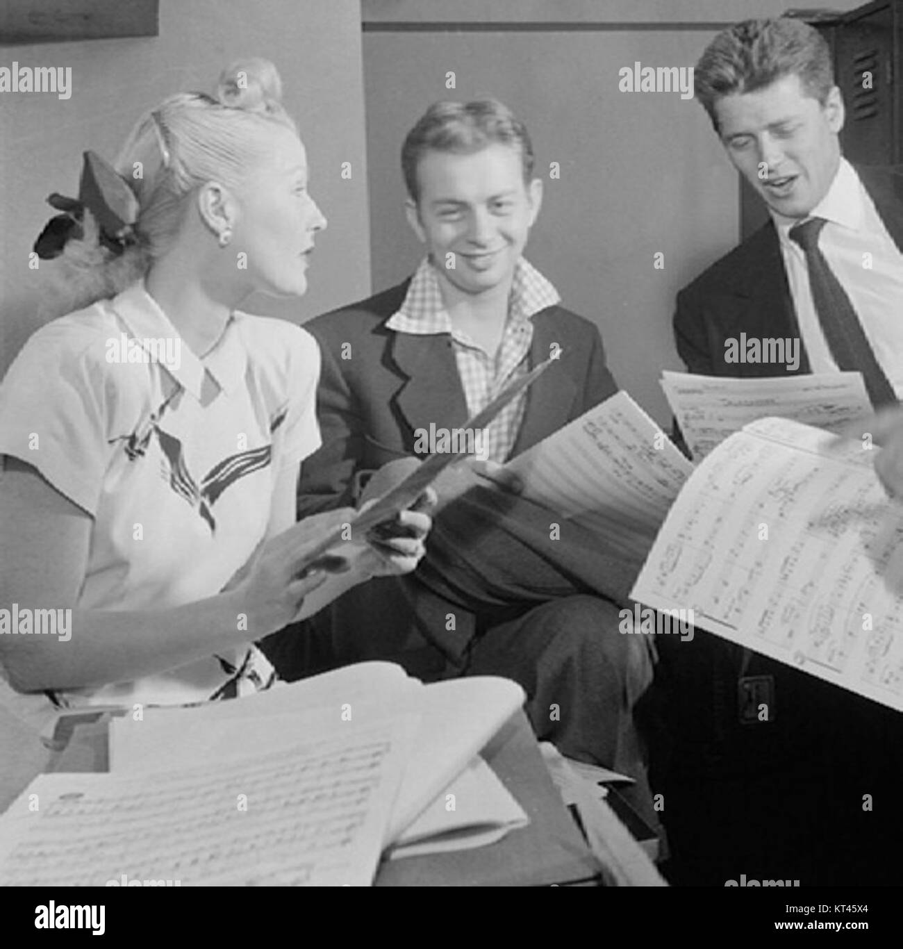 Une photographie promotionnelle mettant en vedette Marion Hutton et d'autres interprètes, soulignant leur rôle dans une production musicale. L'image capture les interprètes en costume, prêts pour une représentation sur scène. Banque D'Images