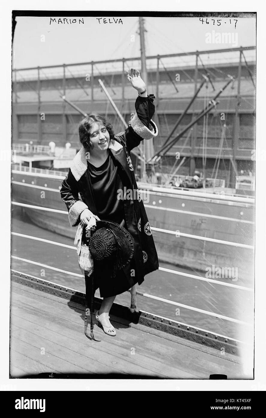 Marion Telva était une artiste présentée dans une exposition photographique, connue pour son travail dans les arts visuels et la photographie. Ses contributions au monde de l'art reflètent son style et sa créativité au milieu du XXe siècle. Banque D'Images