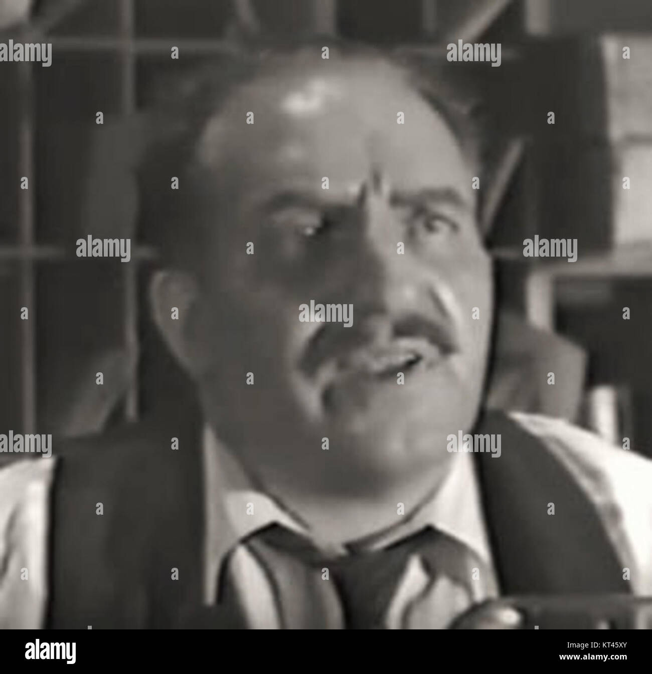 Mario Siletti est apparu dans l'épisode "Act of Grace" de *Richard Diamond* dans le cadre de sa carrière d'acteur. L'émission était une série populaire de radio et de télévision, connue pour ses thèmes dramatiques de crime. Banque D'Images