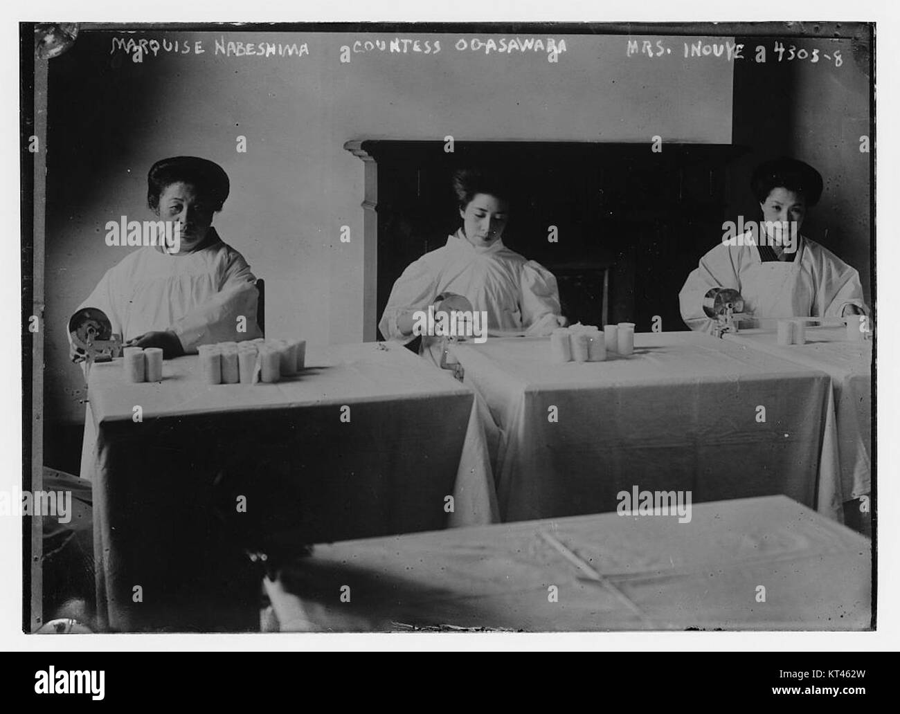 La photographie montre la marquise Nabeshima, la comtesse Ogasawara et MRS Inouye, des femmes notables de la noblesse japonaise. Ils sont reconnus pour leur rôle dans les cercles historiques et sociaux au Japon, et cette image souligne leur statut distingué et leur importance culturelle. Banque D'Images