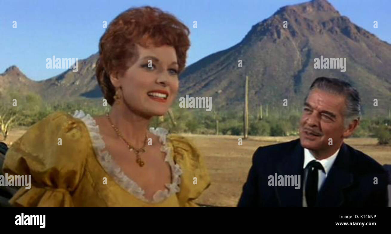 L'image montre Maureen O'Hara et Robert Lowery dans une scène du film McLintock, une comédie occidentale réalisée en 1963 par Andrew V. McLaglen. Le film est connu pour sa représentation humoristique et bourrée d'action de Frontier Life. Banque D'Images