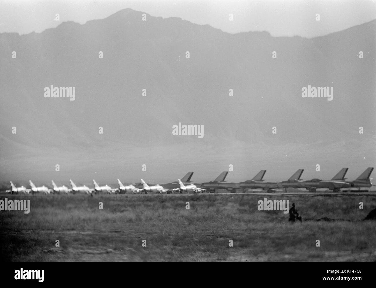 En 1959, des chasseurs soviétiques MiG-15 et des bombardiers il-28 étaient stationnés à Kaboul, en Afghanistan, dans le cadre du soutien militaire pendant la guerre froide. Ces avions faisaient partie d'une stratégie soviétique plus large visant à renforcer son influence dans la région pendant cette période de tensions géopolitiques accrues. Banque D'Images