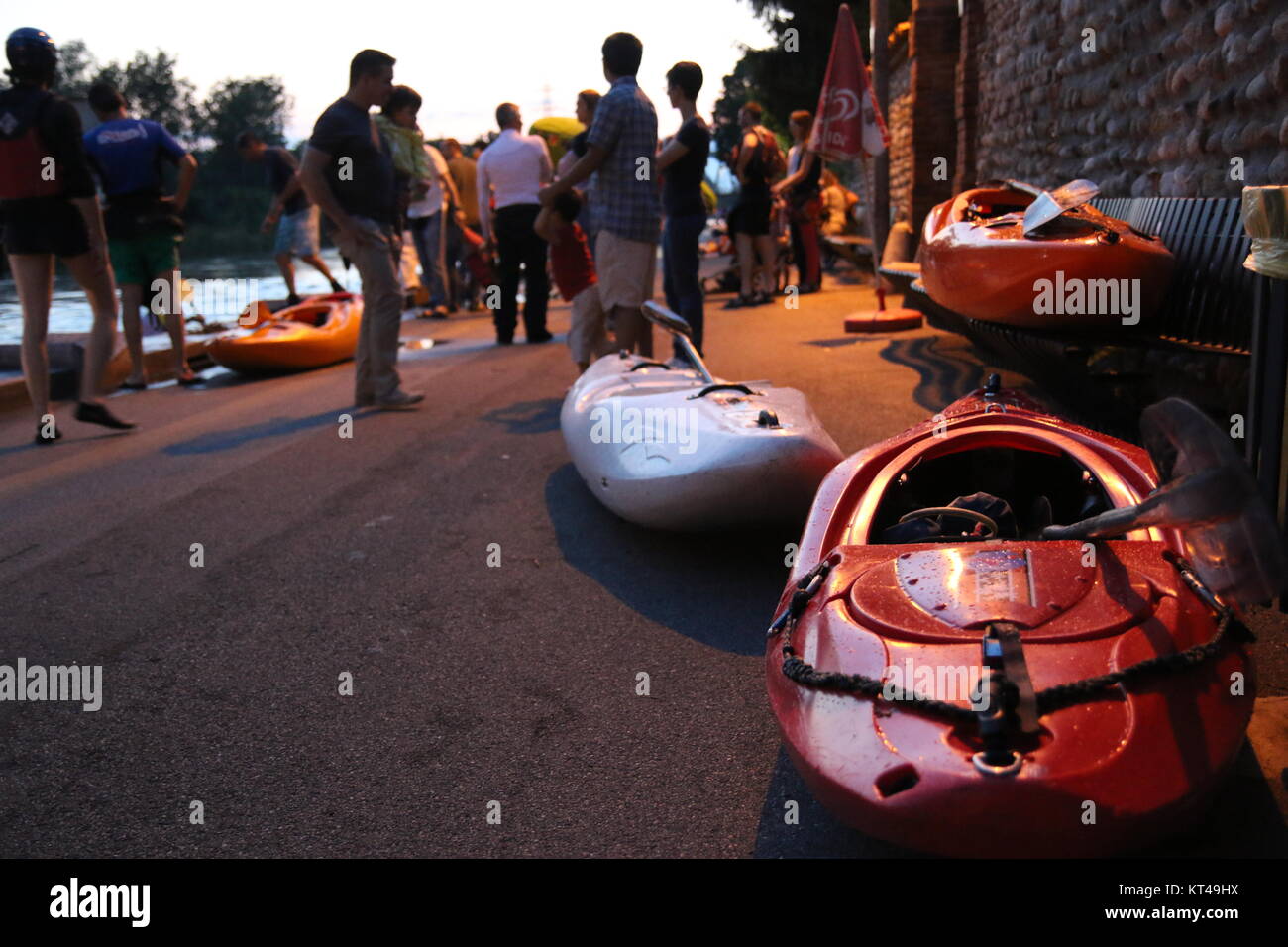 Vue de la rivière de kayaks après une course de kayak à l'été. Sport concept, avec copyspace. Banque D'Images