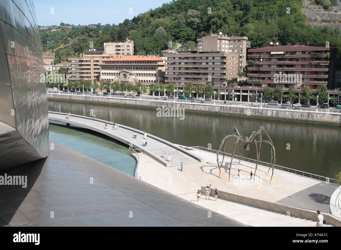 Négliger de la sculpture araignée 'maman' par l'artiste Louise Bourgeois, situé sur la rivière Nerviòn devant le musée Guggenheim de Bilbao. Banque D'Images