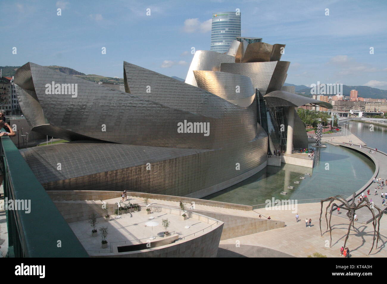 Vue sur le musée Guggenheim de Bilbao et de l'araignée sculpture 'maman' par l'artiste Louise Bourgeois, situé sur la rivière Nerviòn. Banque D'Images
