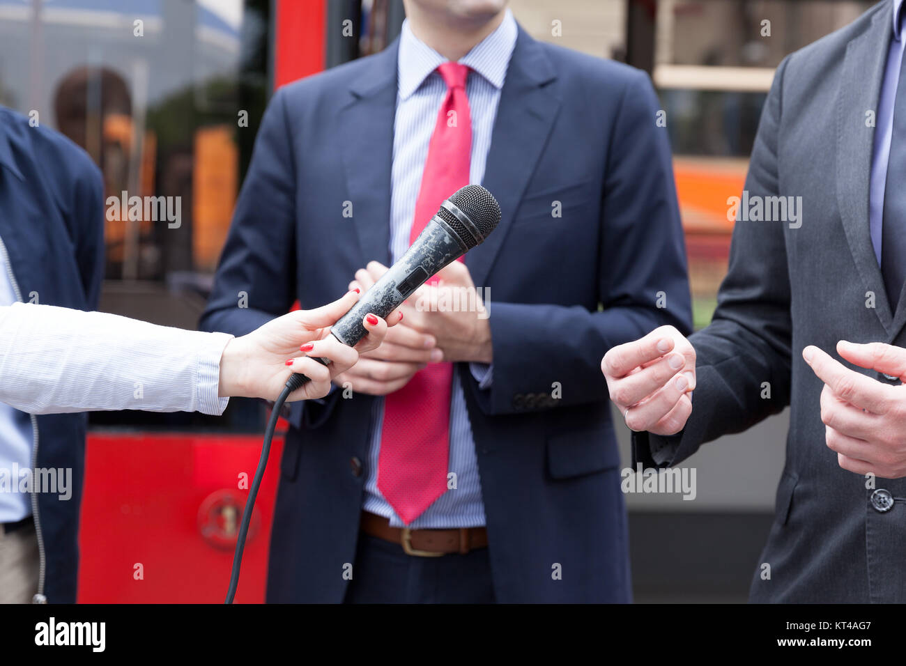 Journaliste holding microphone, la conduite d'entrevue avec les médias. Conférence de presse. Banque D'Images