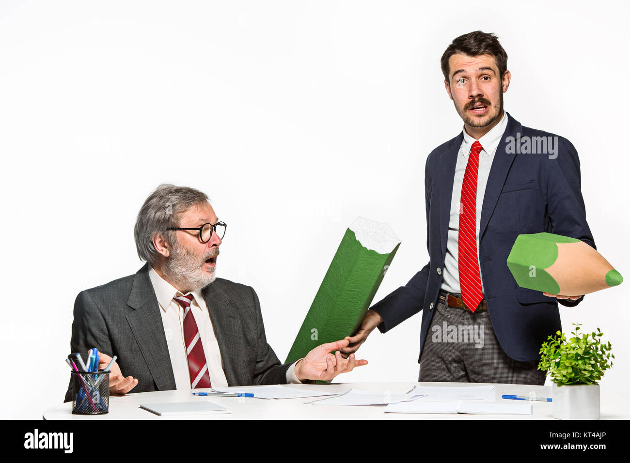 Les deux collègues qui travaillent ensemble au bureau sur fond blanc. Banque D'Images