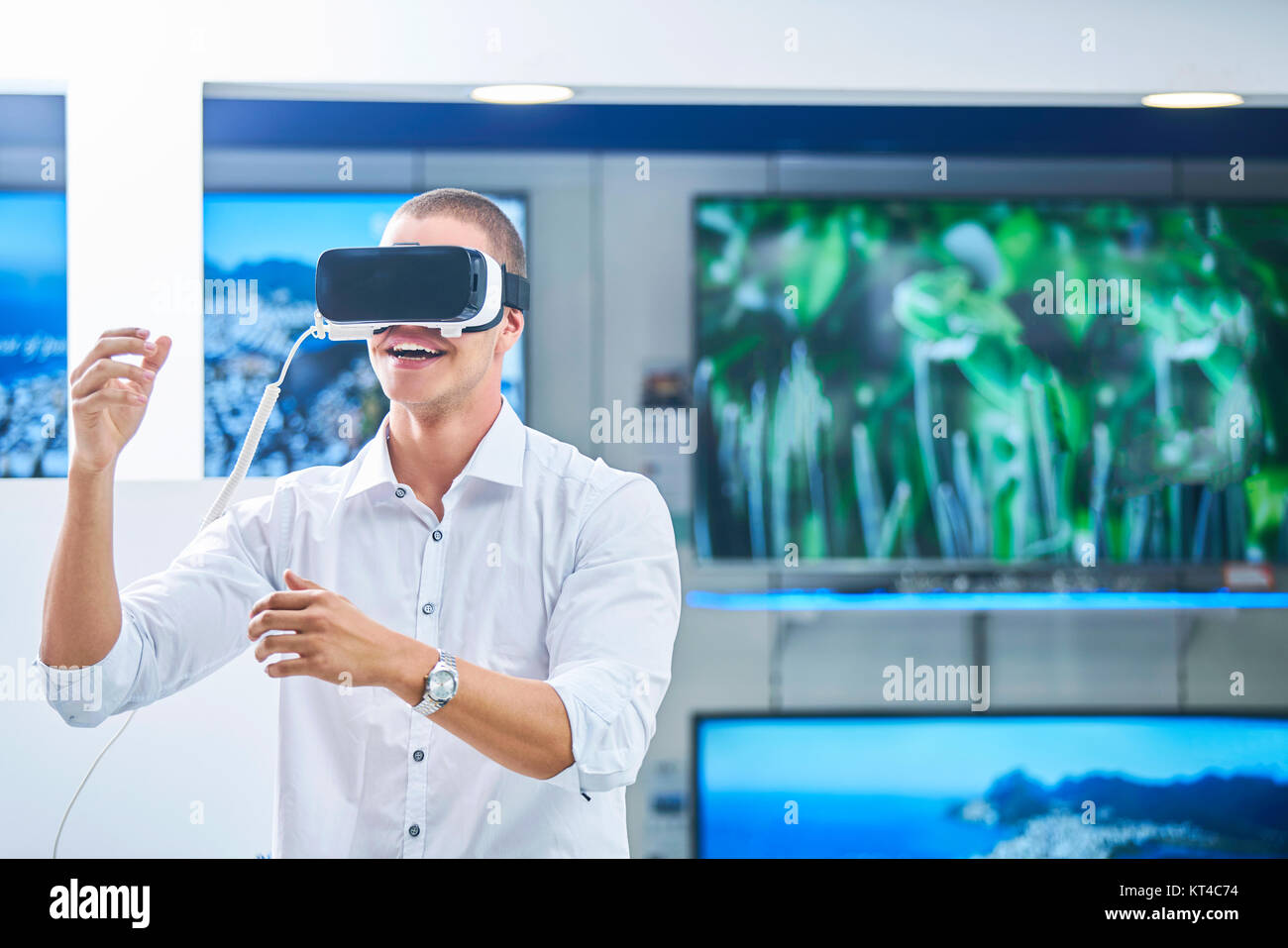 Shopping pour les dernières technologies, les essais de lunettes VR Banque D'Images