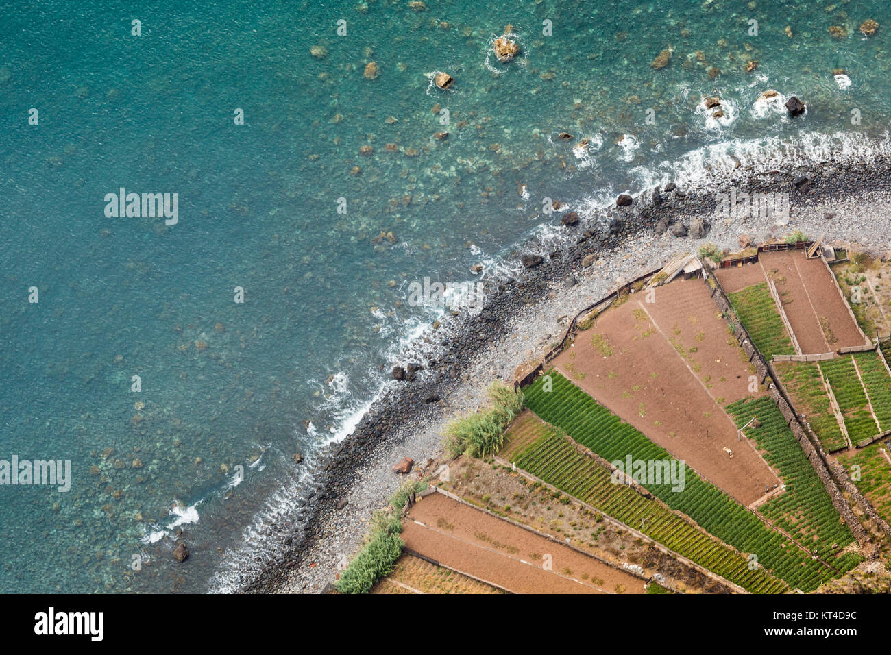 Vue imprenable depuis la plus haute falaise de Cabo Girão sur la plage, l'eau de mer et Camara de Lobos, l'île de Madère, Portugal Banque D'Images