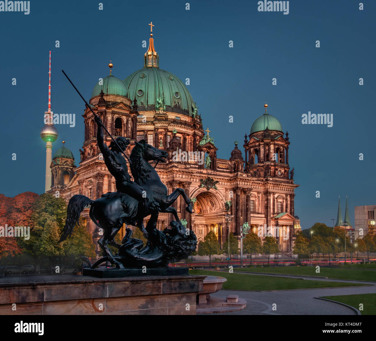 Cathédrale de Berlin dans la soirée avec Amazon Lutte contre une sculpture de Lion en face de l'Altes Museum à l'avant Banque D'Images