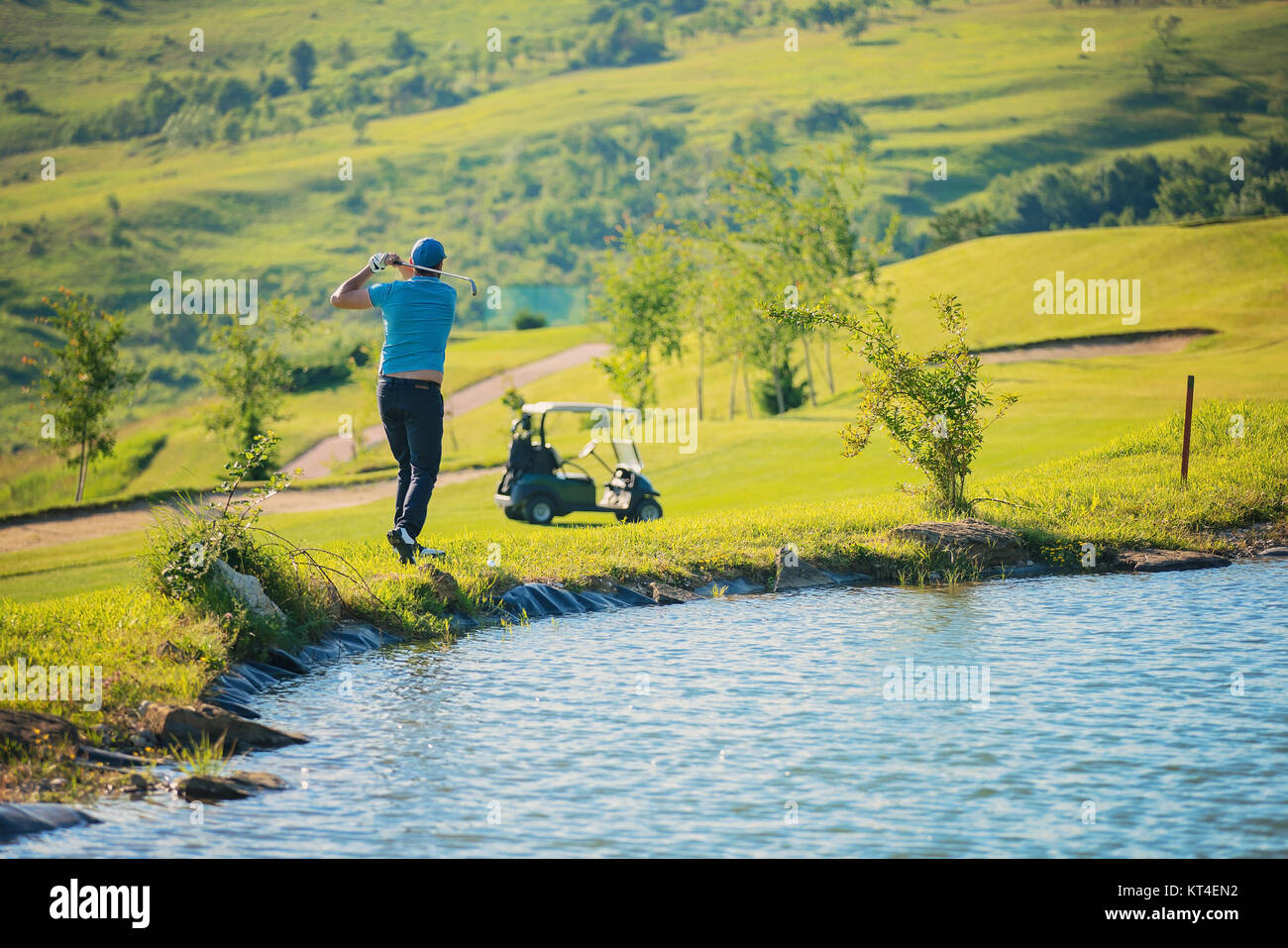 Man Playing Golf Banque D'Images