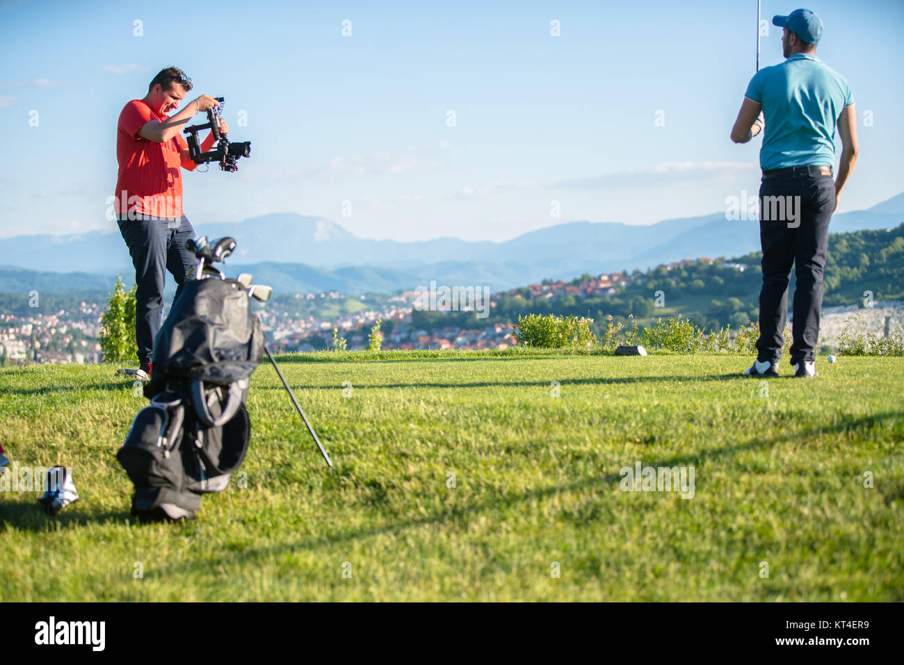 Photographe à prendre des photos d'un joueur de golf Banque D'Images