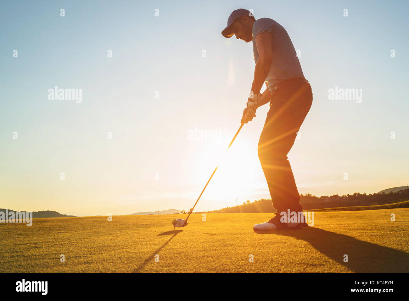 Man Playing Golf Banque D'Images