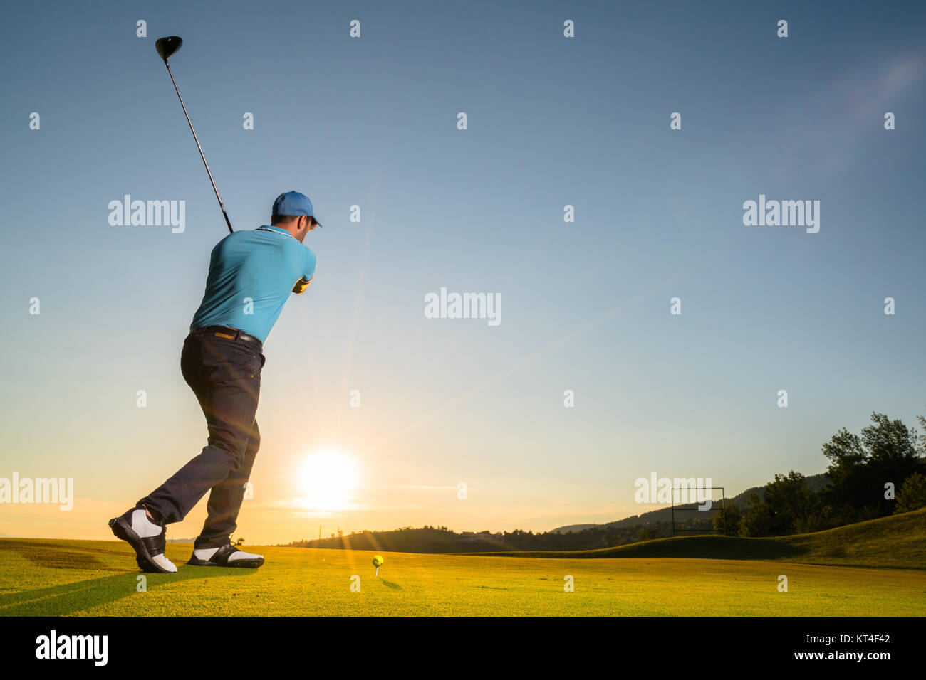 Man Playing Golf Banque D'Images