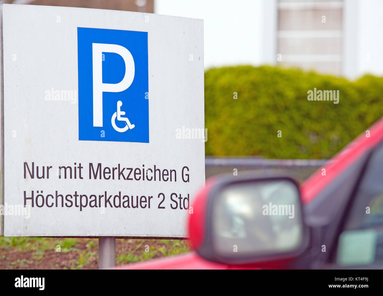 parking handicapés avec signalisation routière Banque D'Images parking handicapés avec signalisation routière Banque D'Images