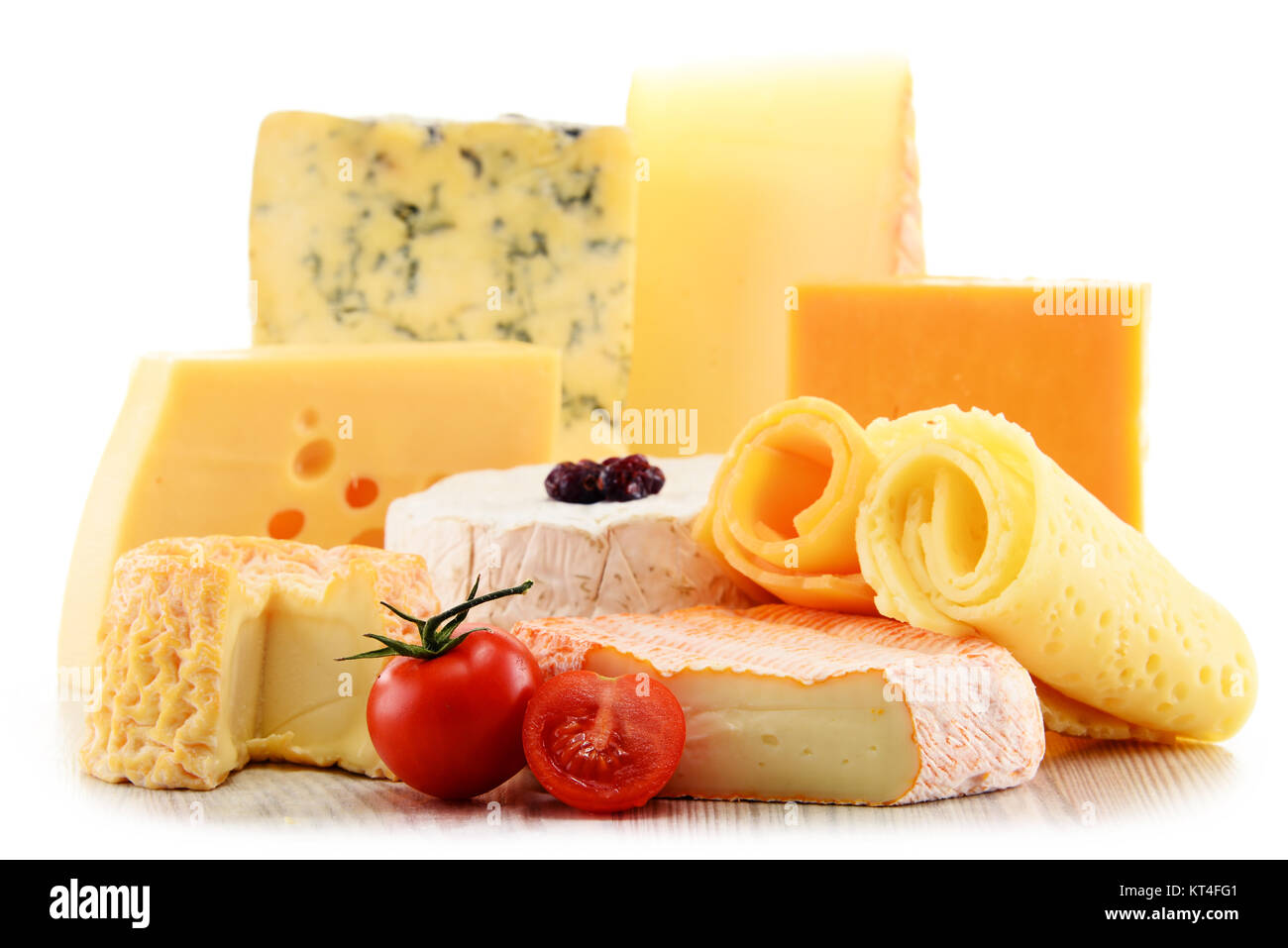 Différentes sortes de fromage isolé sur fond blanc Banque D'Images