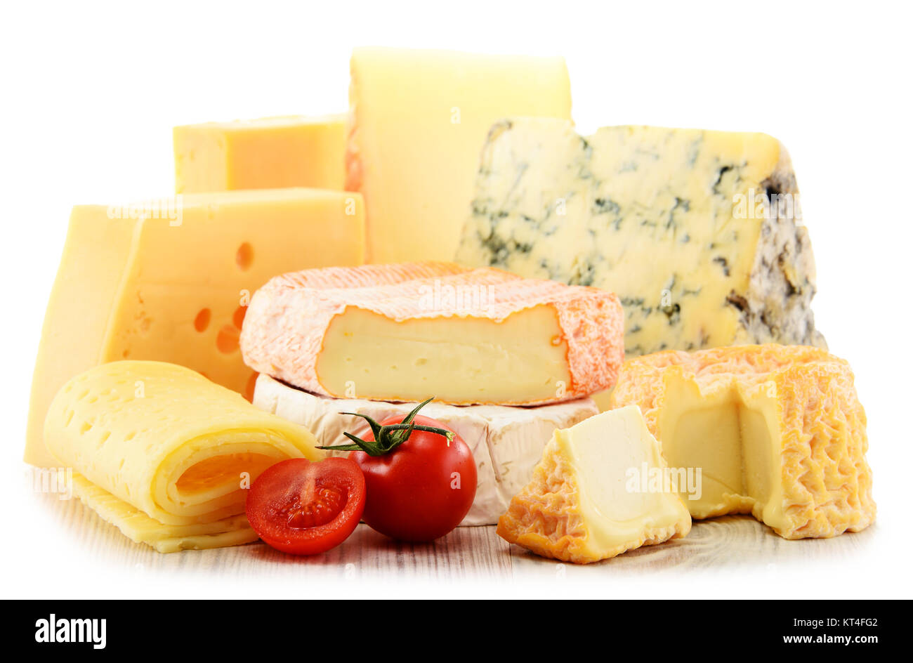 Différentes sortes de fromage isolé sur fond blanc Banque D'Images