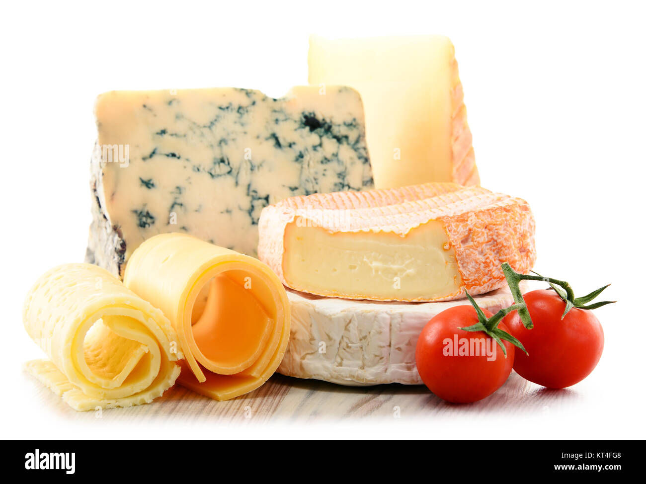 Différentes sortes de fromage isolé sur fond blanc Banque D'Images